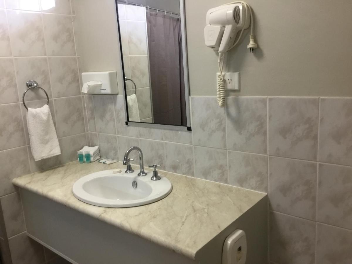 Golden Palms Motor Inn Bundaberg Esterno foto