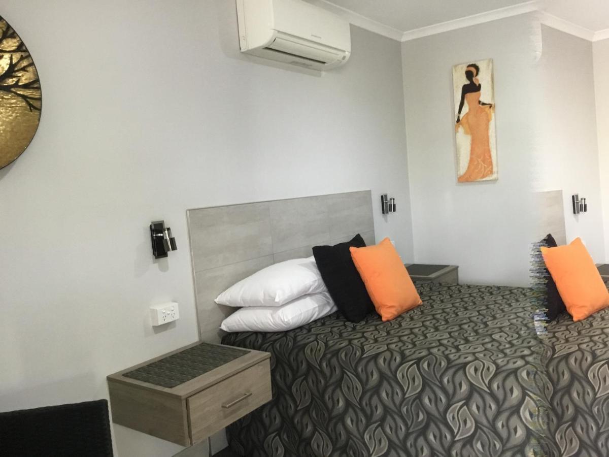 Golden Palms Motor Inn Bundaberg Esterno foto