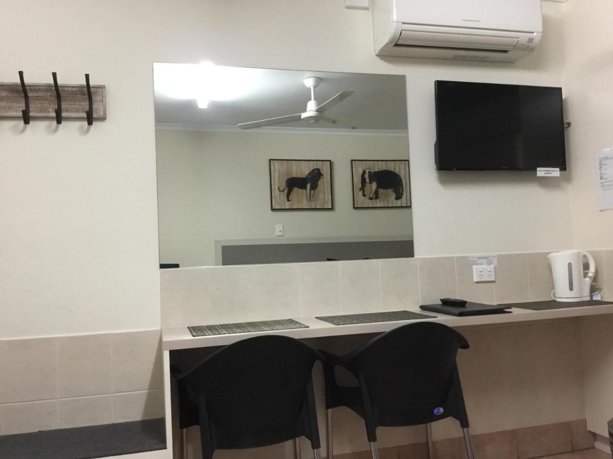 Golden Palms Motor Inn Bundaberg Esterno foto