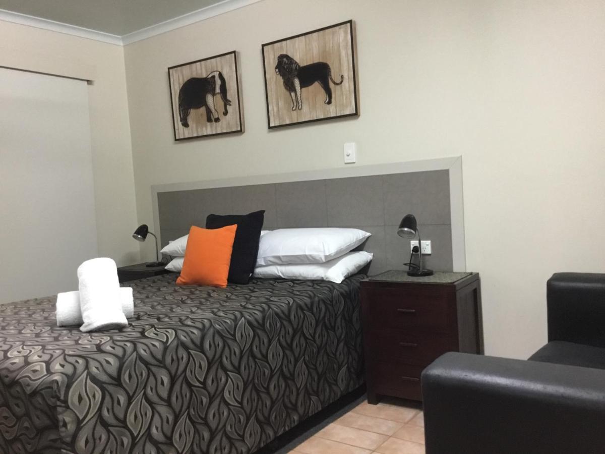 Golden Palms Motor Inn Bundaberg Esterno foto