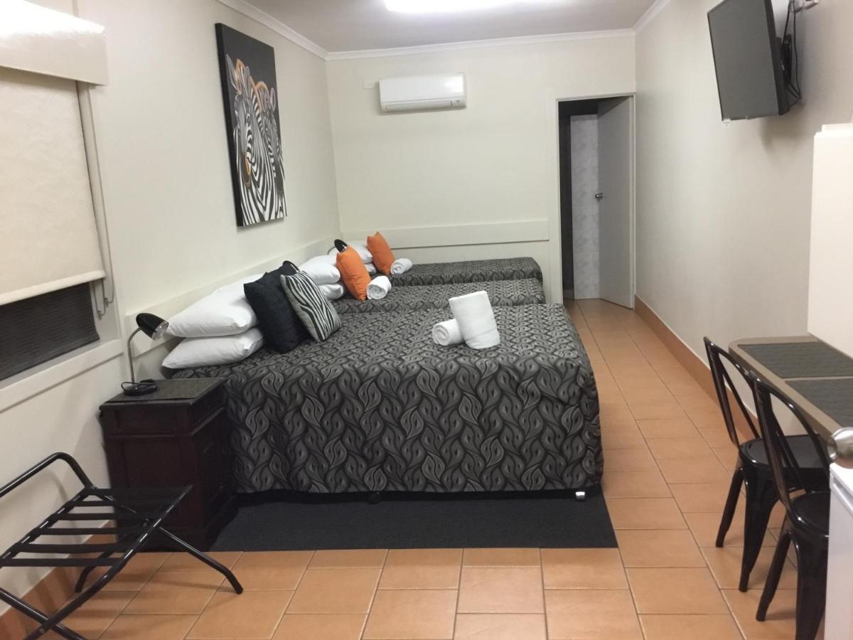 Golden Palms Motor Inn Bundaberg Esterno foto