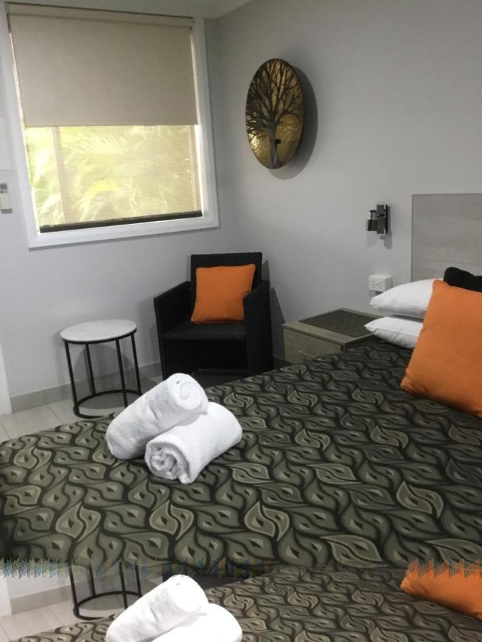 Golden Palms Motor Inn Bundaberg Esterno foto