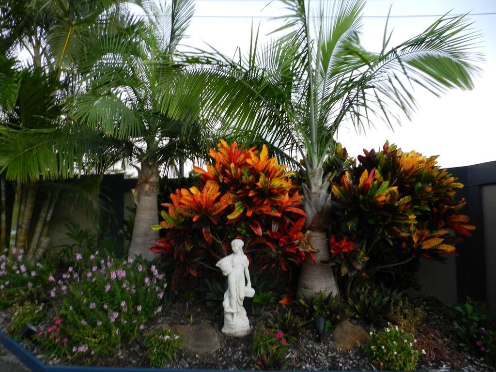 Golden Palms Motor Inn Bundaberg Esterno foto