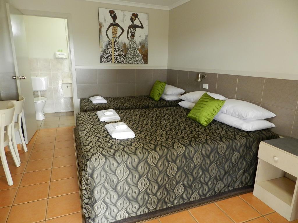 Golden Palms Motor Inn Bundaberg Esterno foto