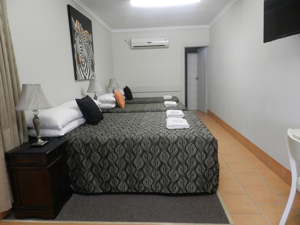 Golden Palms Motor Inn Bundaberg Esterno foto