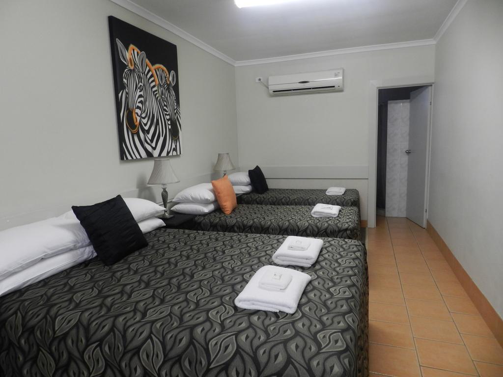 Golden Palms Motor Inn Bundaberg Esterno foto