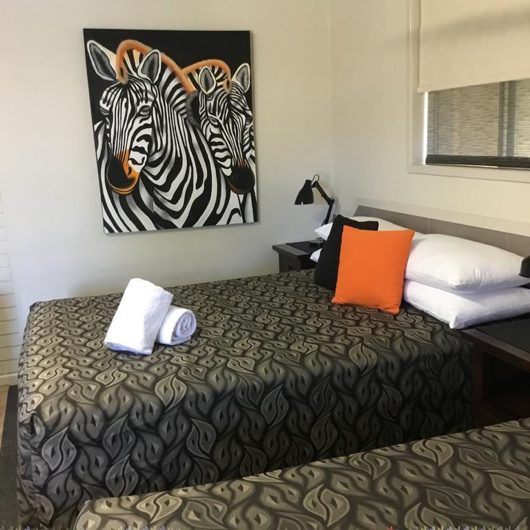 Golden Palms Motor Inn Bundaberg Esterno foto