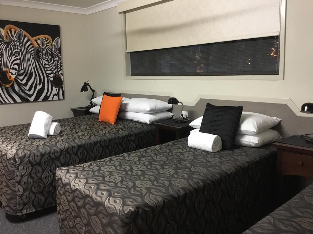 Golden Palms Motor Inn Bundaberg Esterno foto