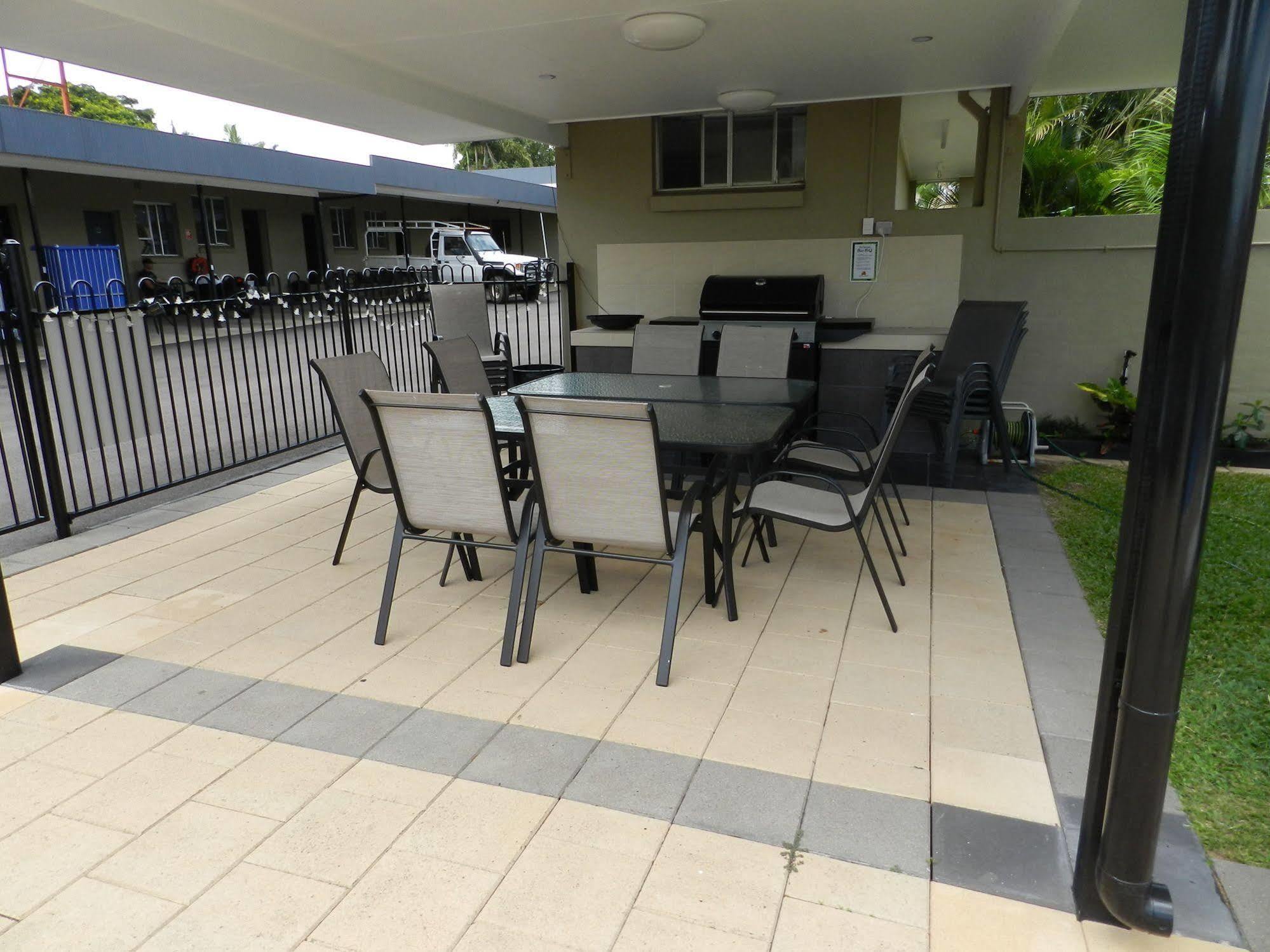 Golden Palms Motor Inn Bundaberg Esterno foto