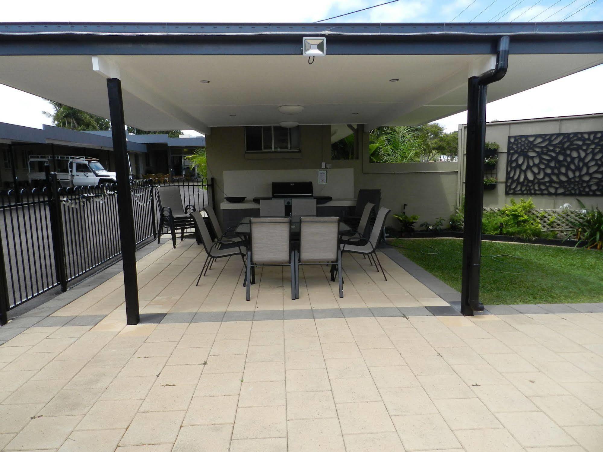 Golden Palms Motor Inn Bundaberg Esterno foto
