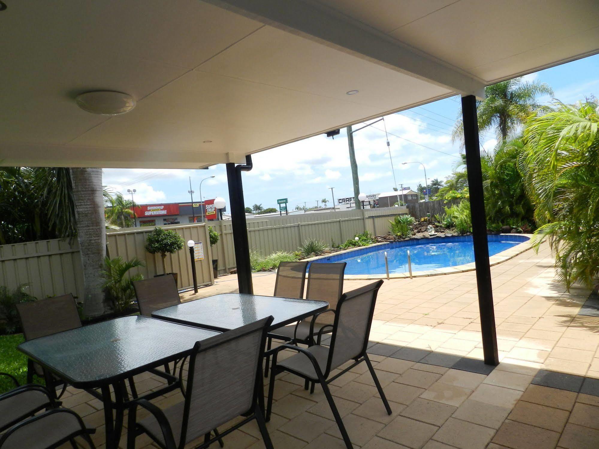 Golden Palms Motor Inn Bundaberg Esterno foto