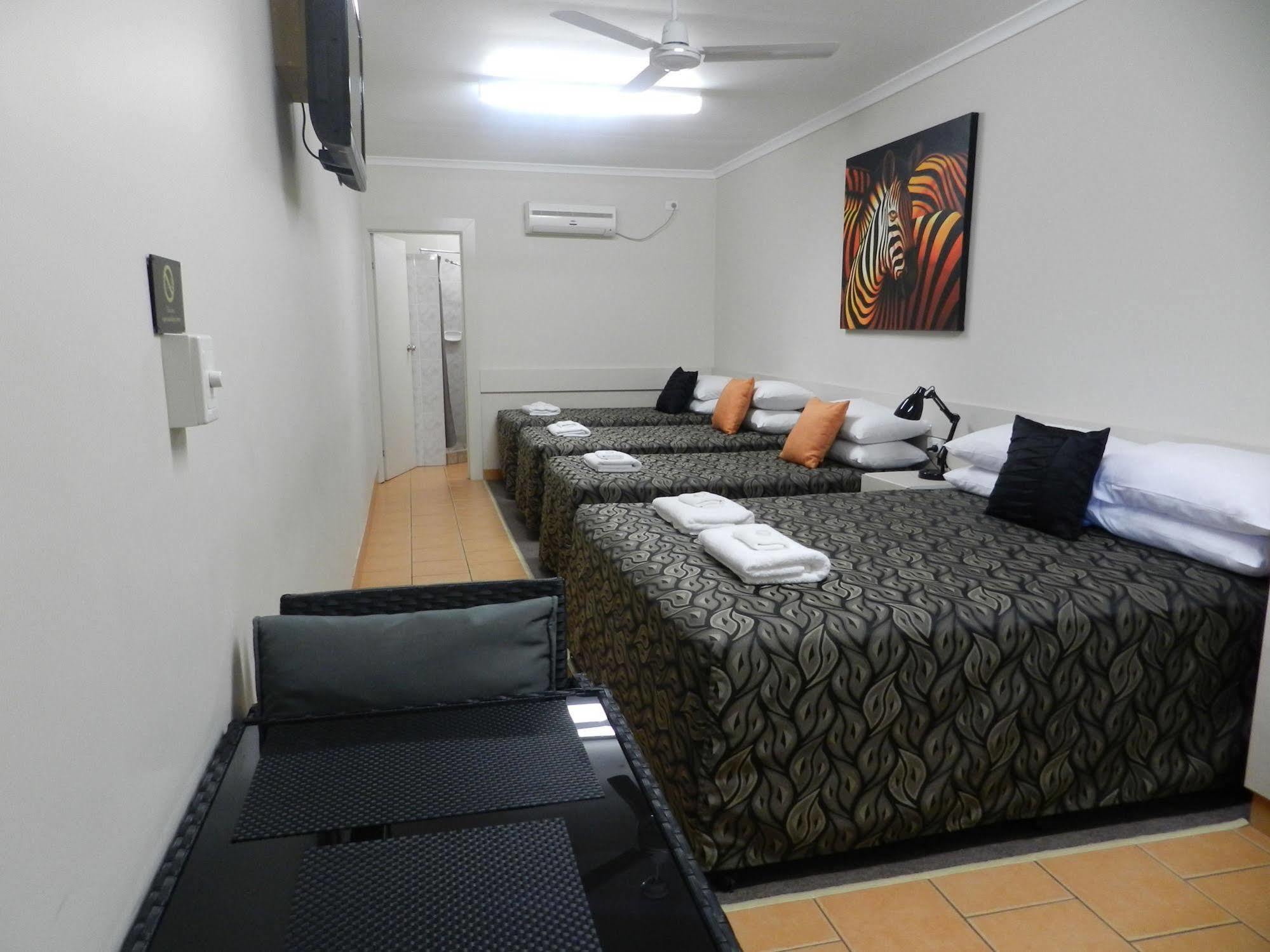 Golden Palms Motor Inn Bundaberg Esterno foto