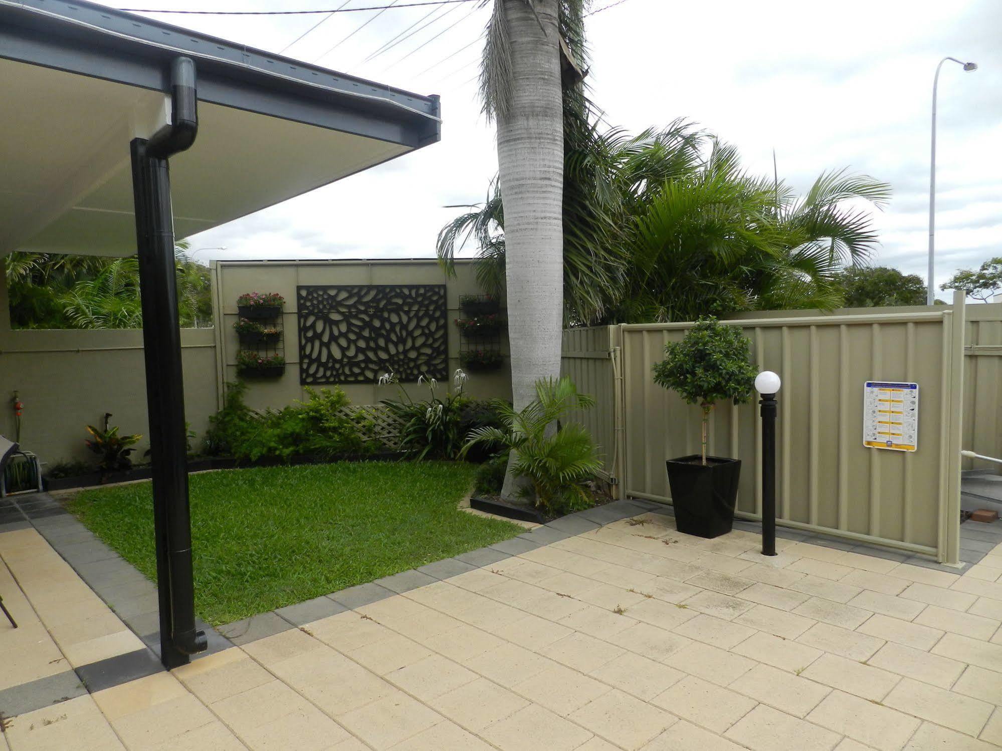 Golden Palms Motor Inn Bundaberg Esterno foto